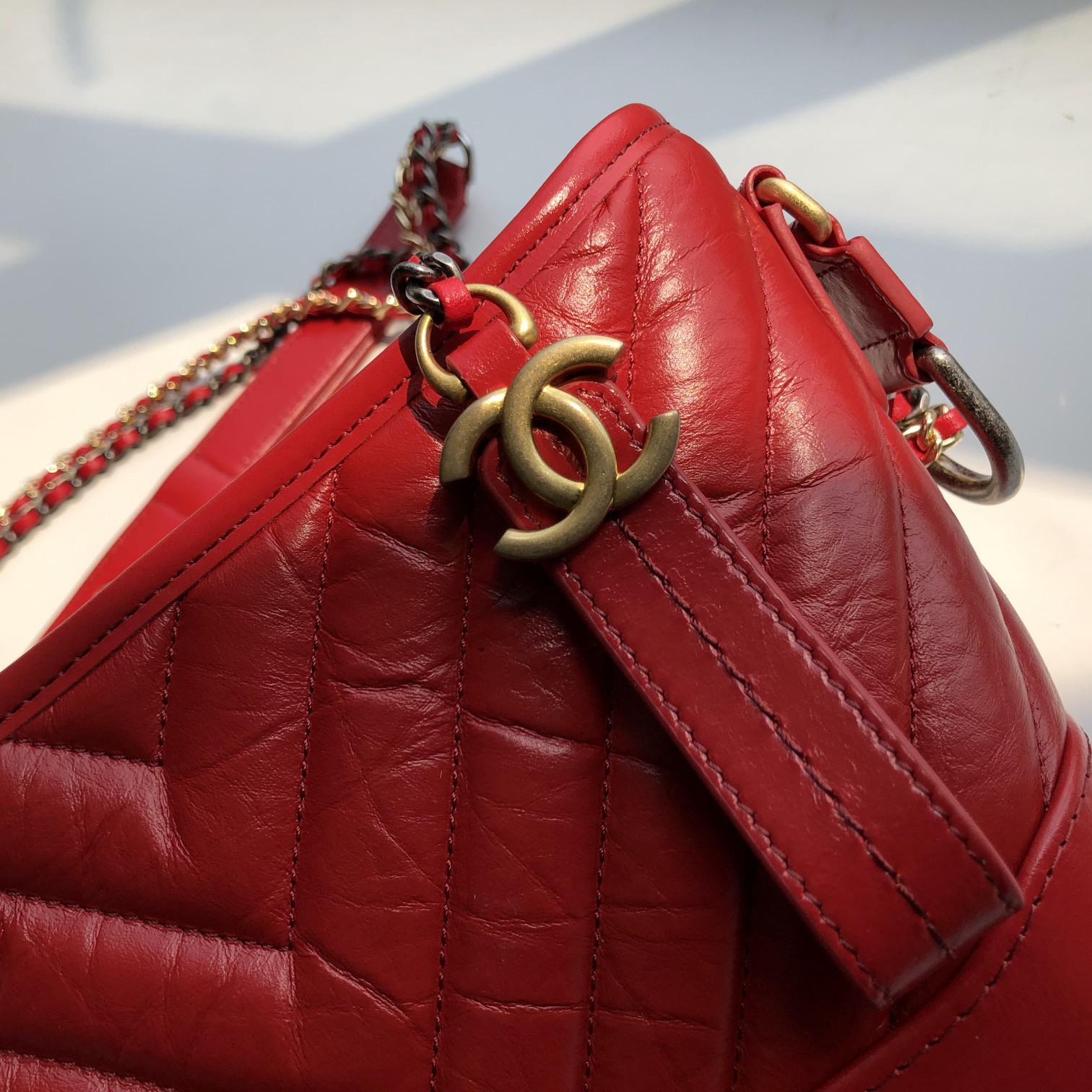 Ch**el small gabrielle chevron hobo bag aged calfskin red a91810 20 x 15 x 8 cm