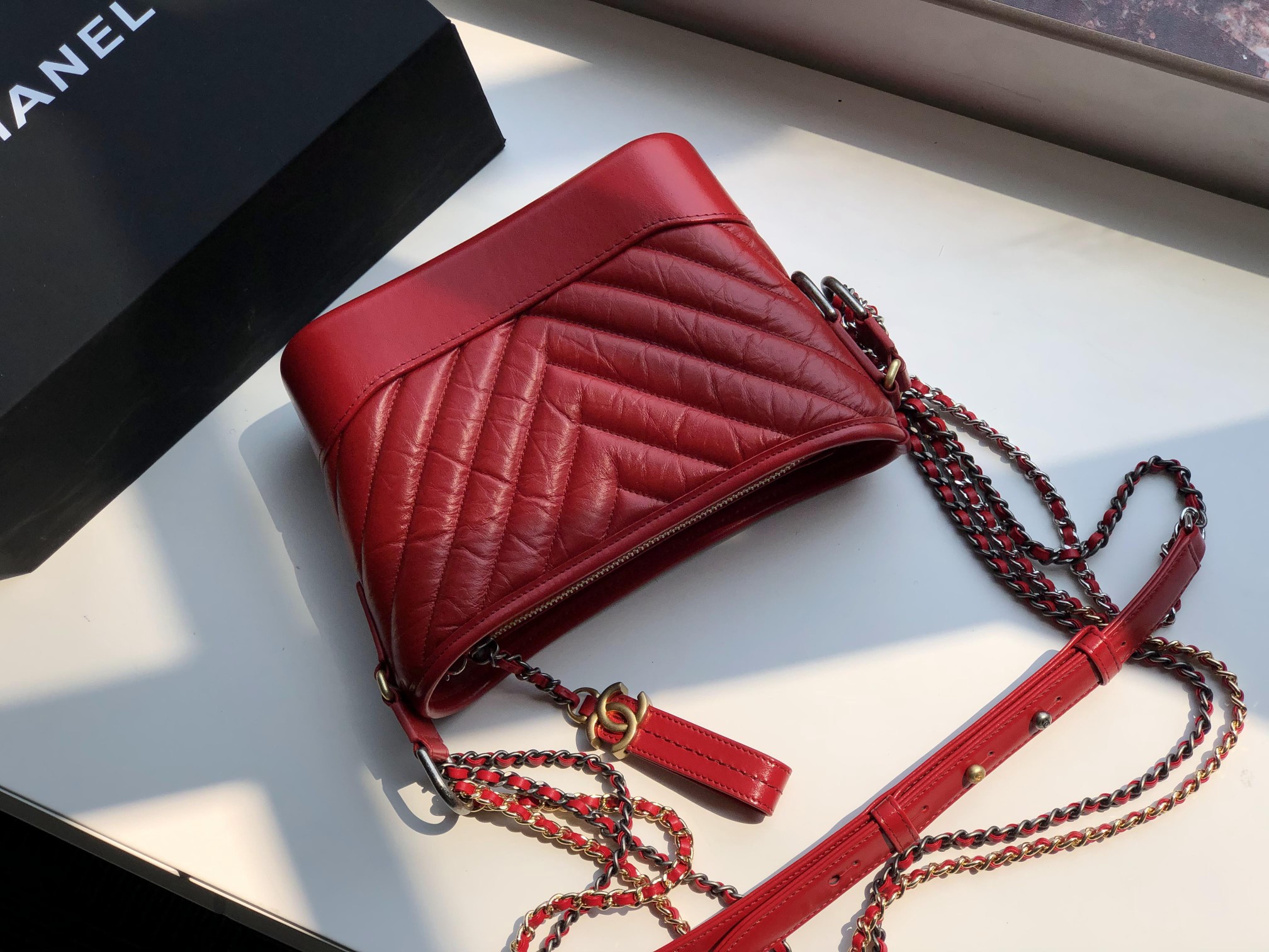 Ch**el small gabrielle chevron hobo bag aged calfskin red a91810 20 x 15 x 8 cm
