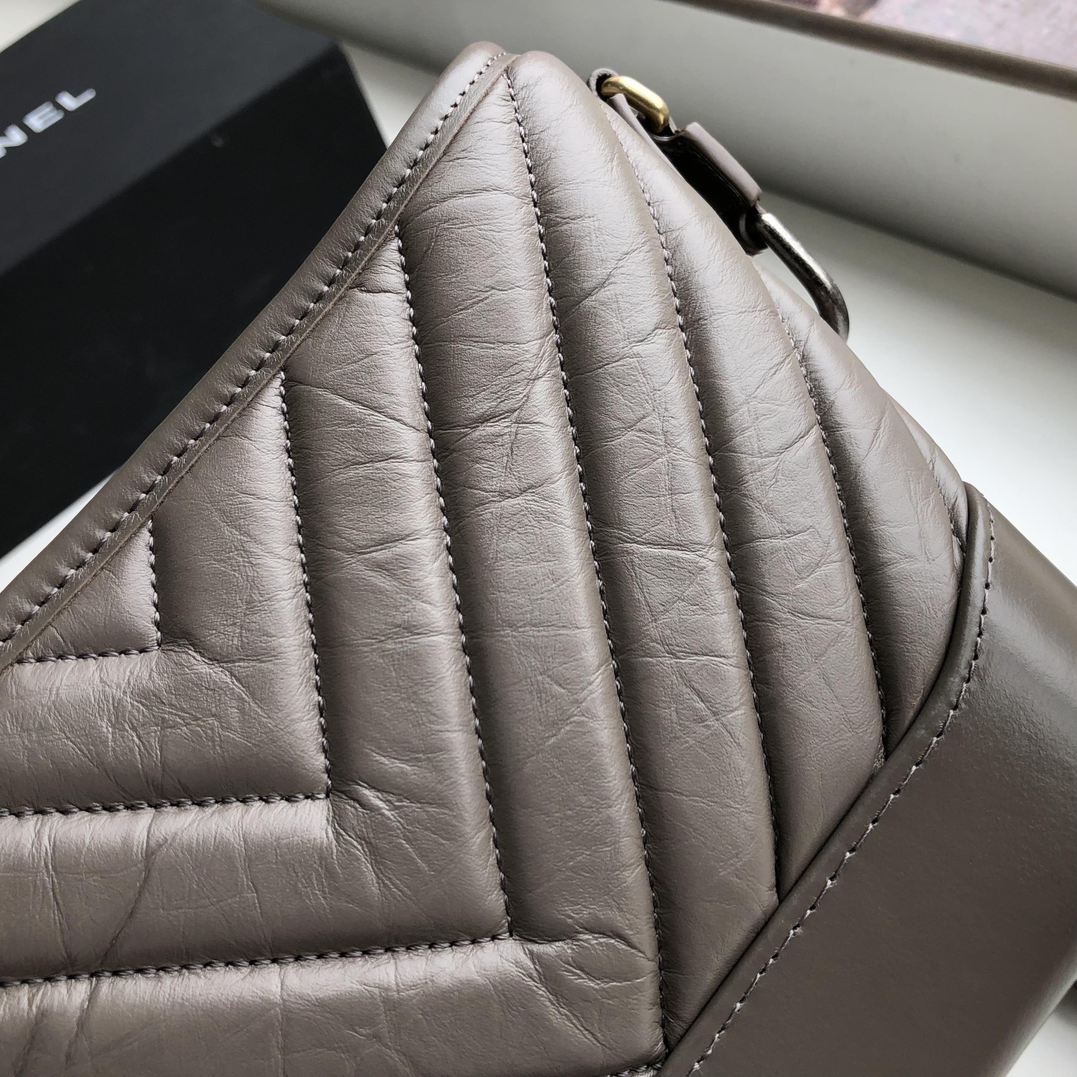 Ch**el small gabrielle chevron hobo bag aged calfskin grey a91810 20 x 15 x 8 cm