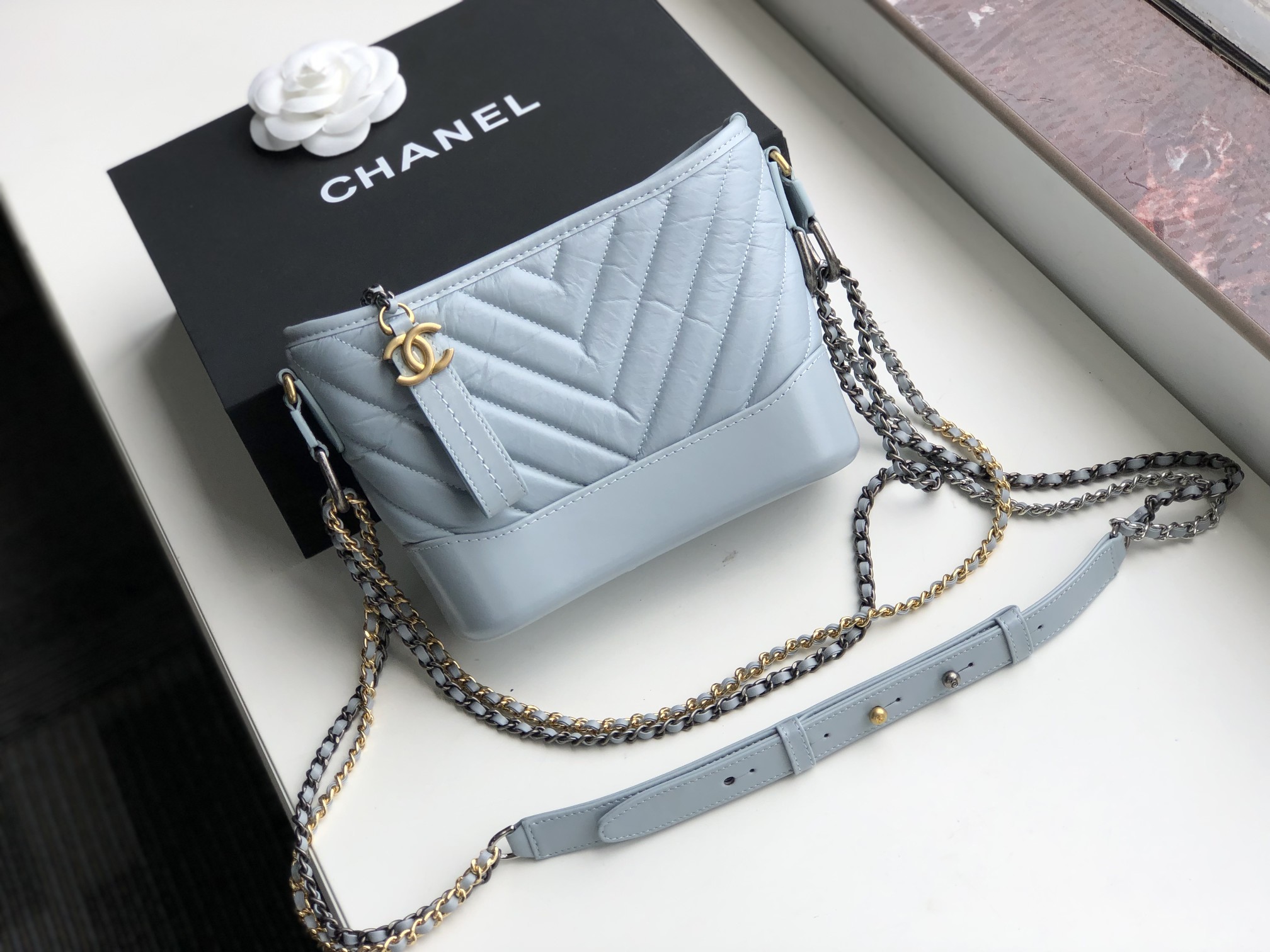 Ch**el small gabrielle chevron hobo bag aged calfskin sky blue a91810 20 x 15 x 8 cm