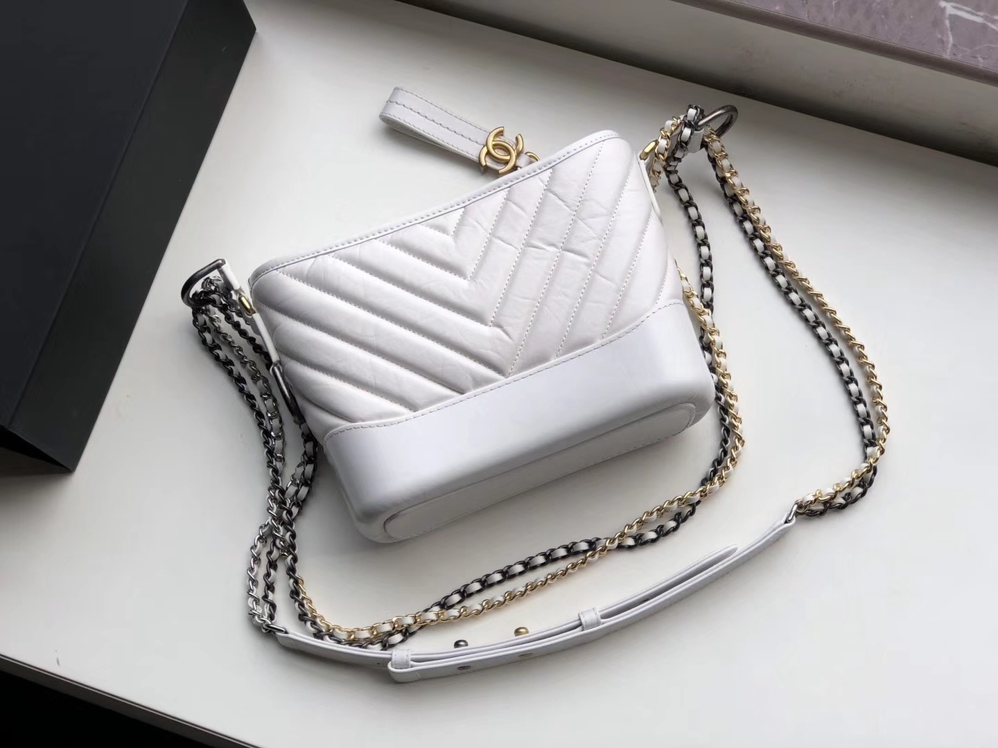 Ch**el small gabrielle chevron hobo bag aged calfskin white a91810 20 x 15 x 8 cm