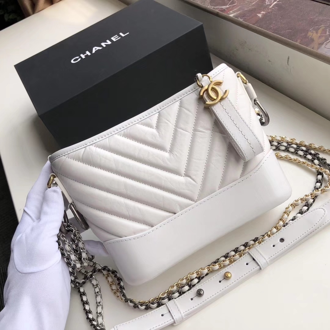 Ch**el small gabrielle chevron hobo bag aged calfskin white a91810 20 x 15 x 8 cm