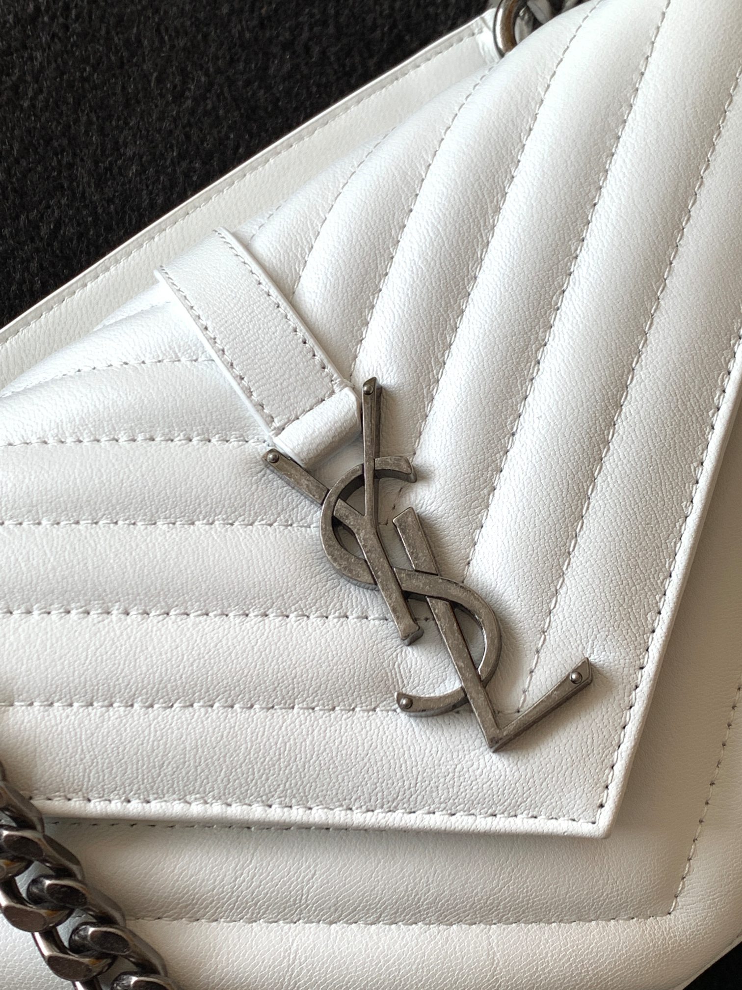Y51 medium college in quilted leather black metal white 600279 24 x 17 x 6.5 cm