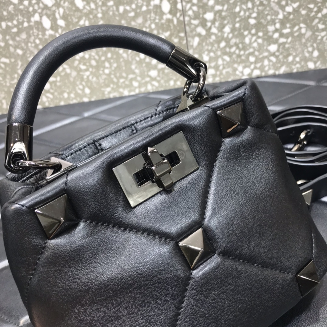 Va1e*ntin0 small roman stud the handle bag in nappa black metal vw0b0i97bsf 20 × 9 × 15 cm