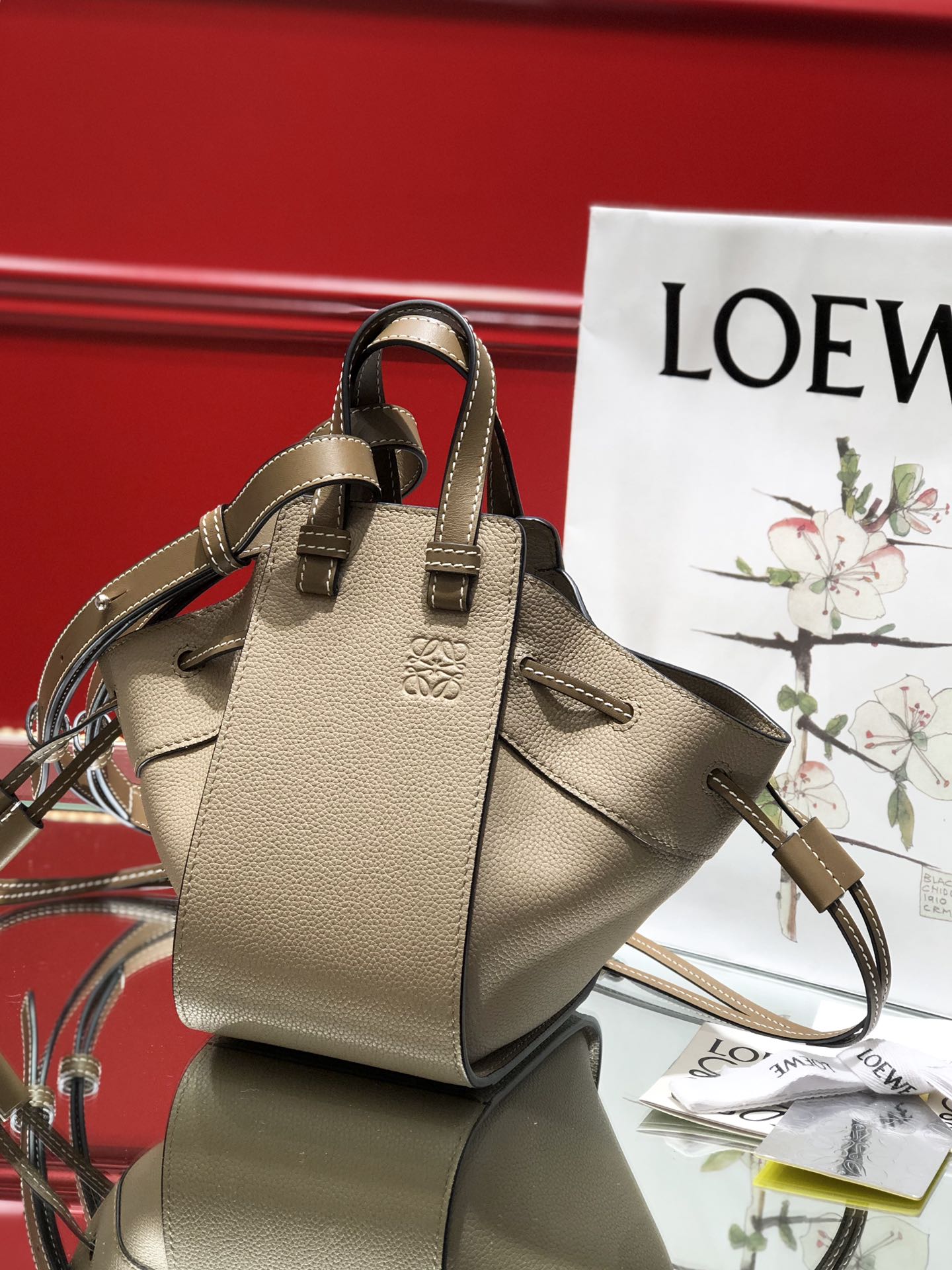 L0ew* mini hammock drawstring classic calfskin leather sand 314.30.v07 19.5 x 17 x 11 cm