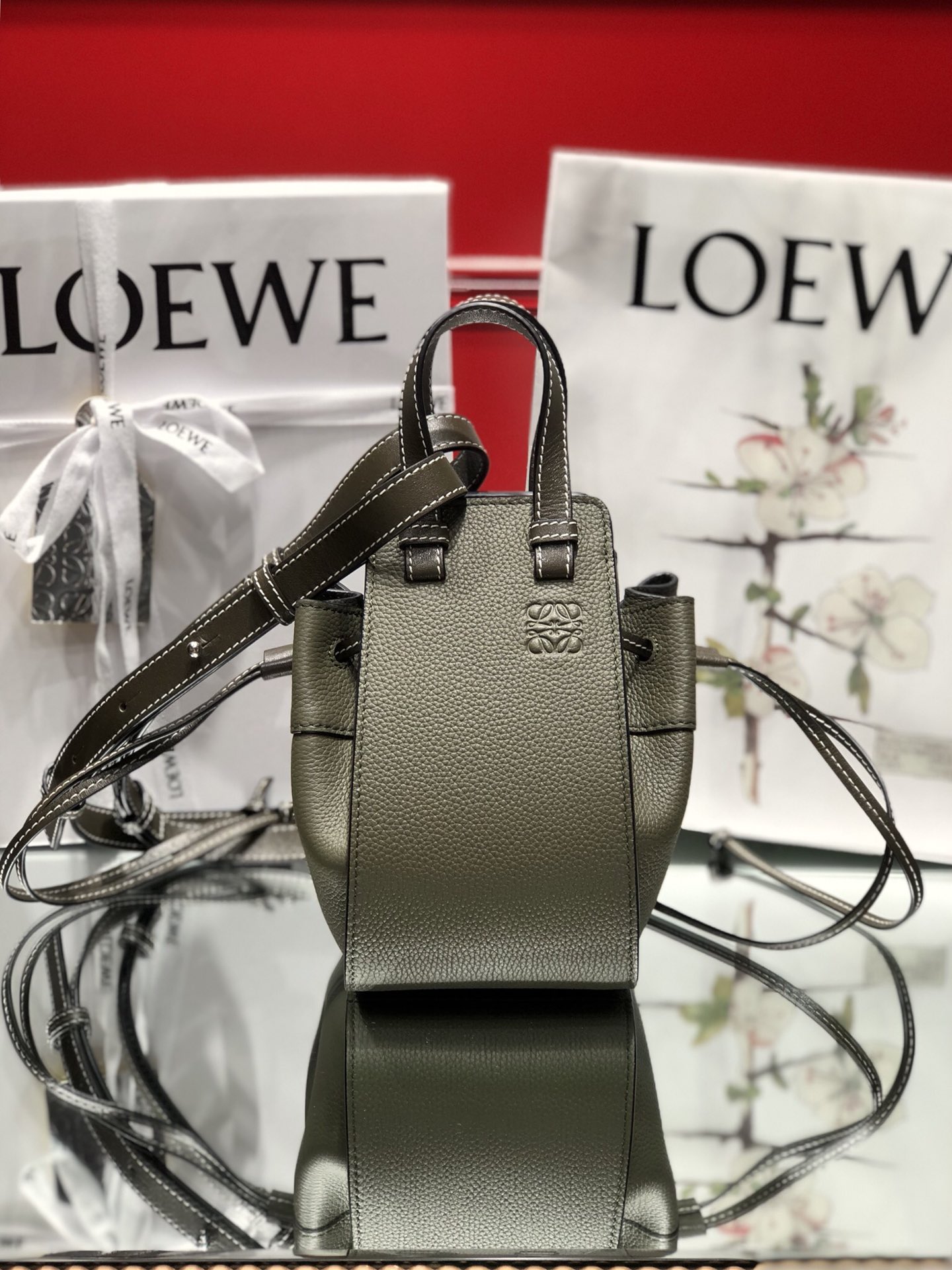 L0ew* mini hammock drawstring classic calfskin leather avocado green 314.30.v07 19.5 x 17 x 11 cm