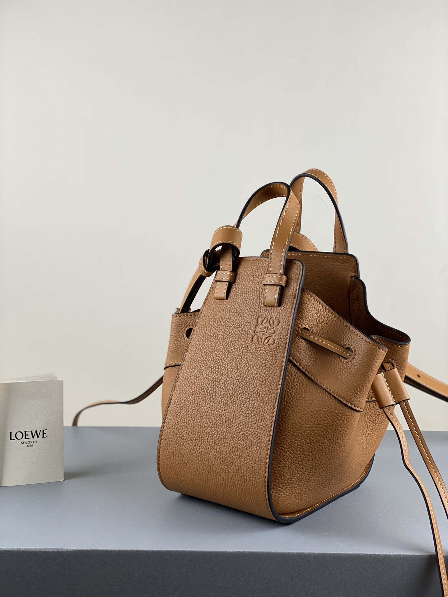 L0ew* mini hammock drawstring classic calfskin leather tan 314.30.v07 19.5 x 17 x 11 cm