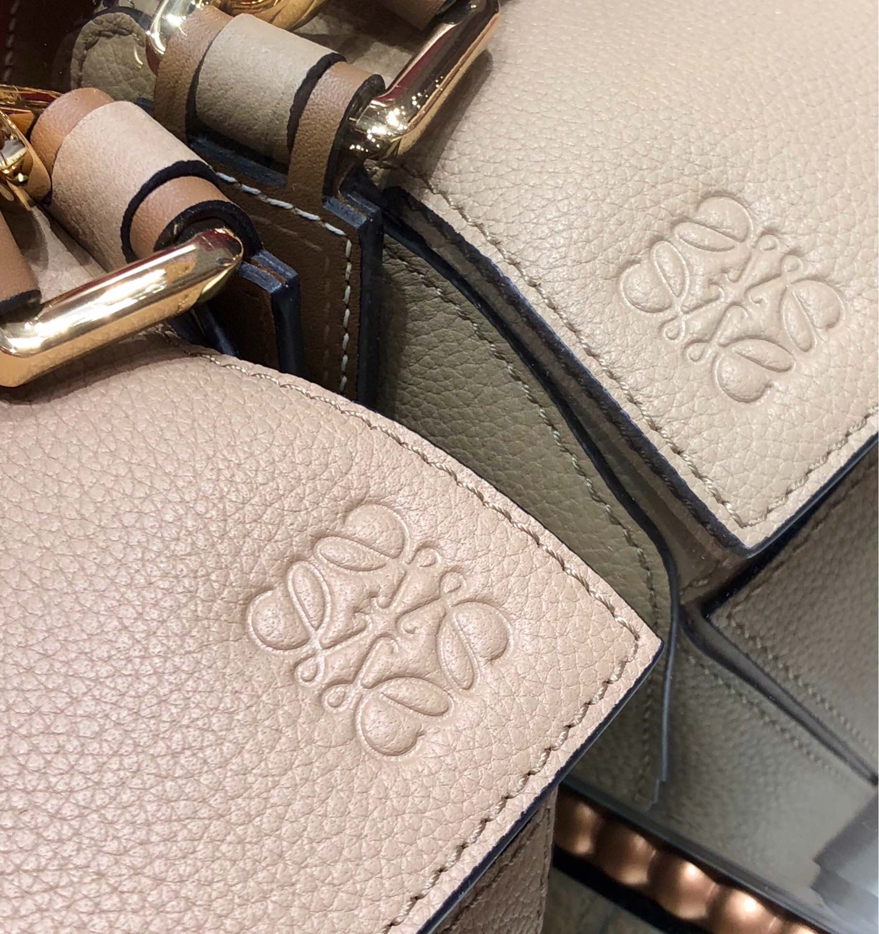 L0ew* small puzzle bag cassic calfskin leather light oat 322.30.s21 24 x 14 x 11 cm
