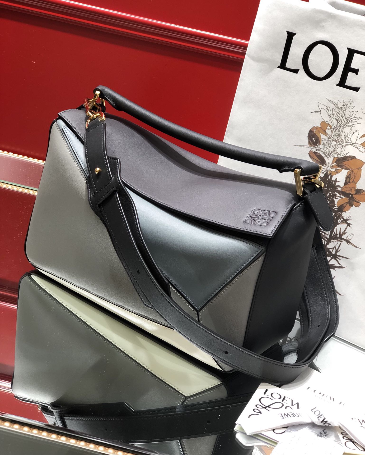L0ew* medium puzzle bag classic calfskin gold metal white/pastel blue 322.30js20 29 x 18 x 12 cm