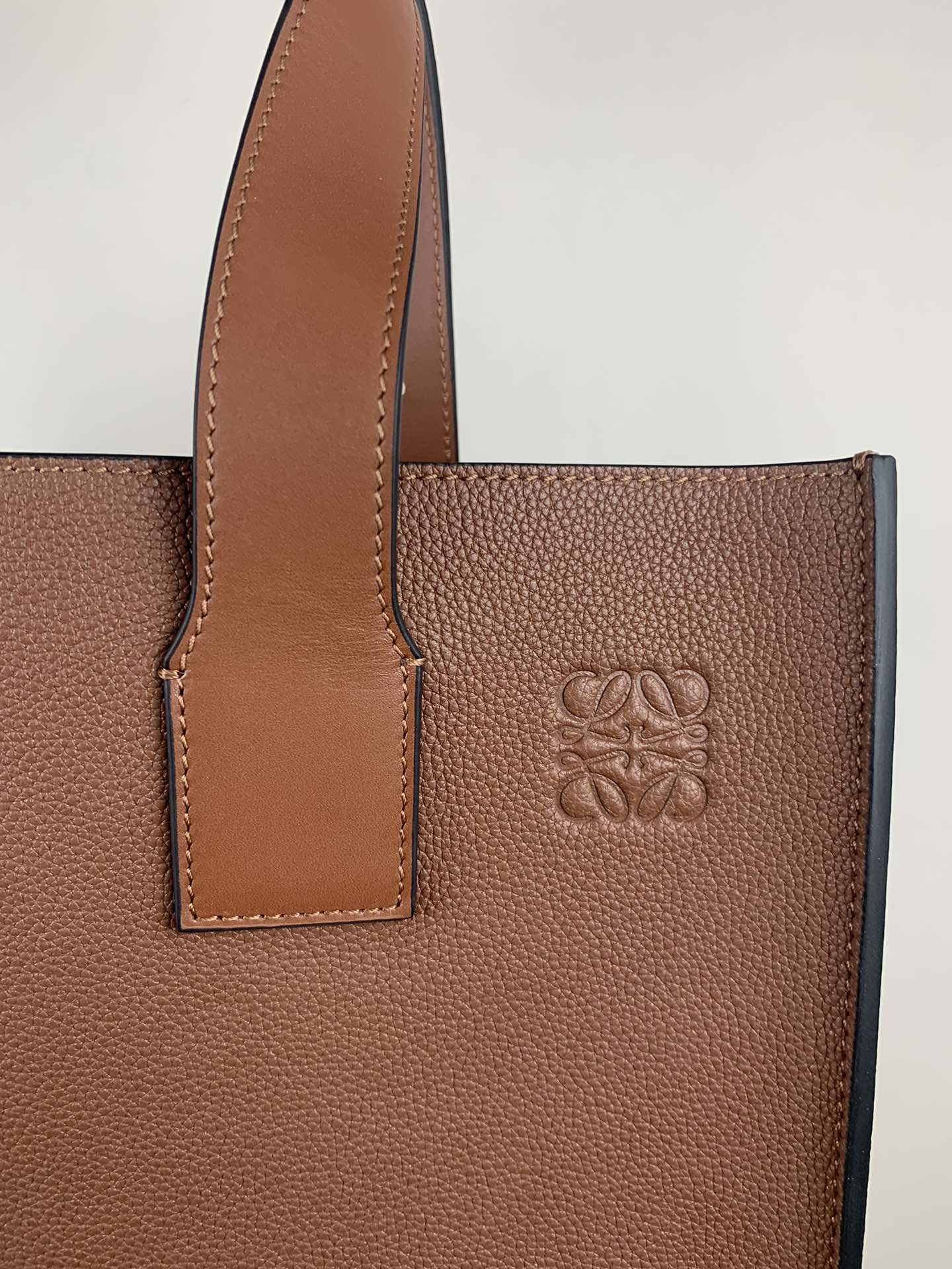 L0ew* buckle tote bag soft grained calfskin tan 335.28.z62 36 x 33 x 17 cm