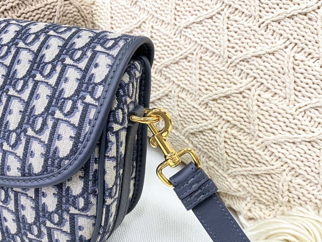 medium D10r bobby bag blue oblique jacquard 22 x 17 x 6 cm