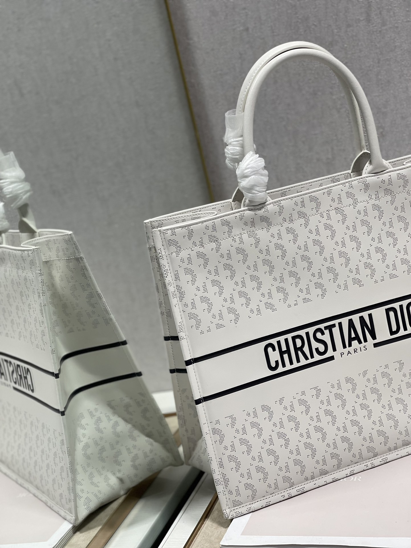 D10r book tote white leather m1286 41 x 32 cm