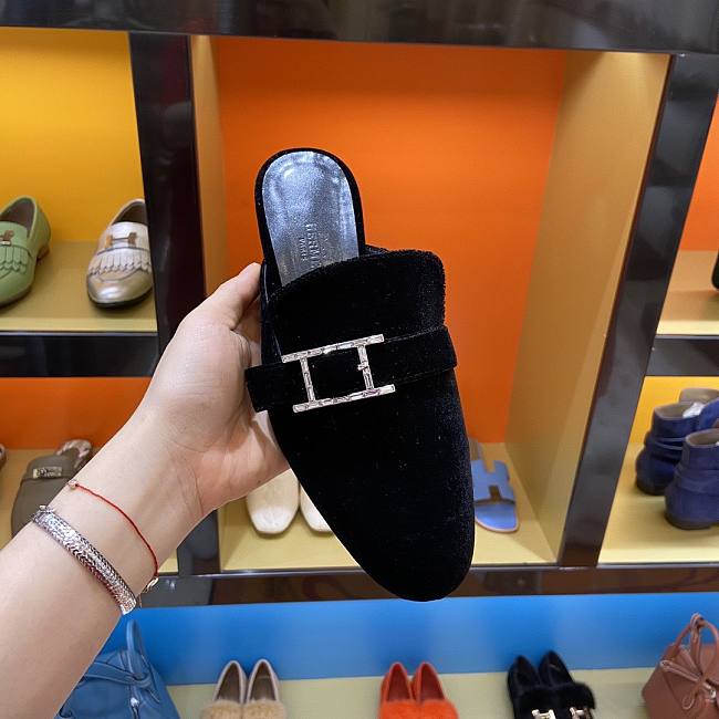 H**me5 black flats