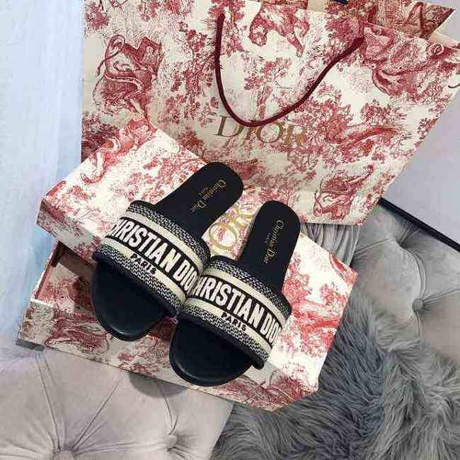 D10r slippers 001