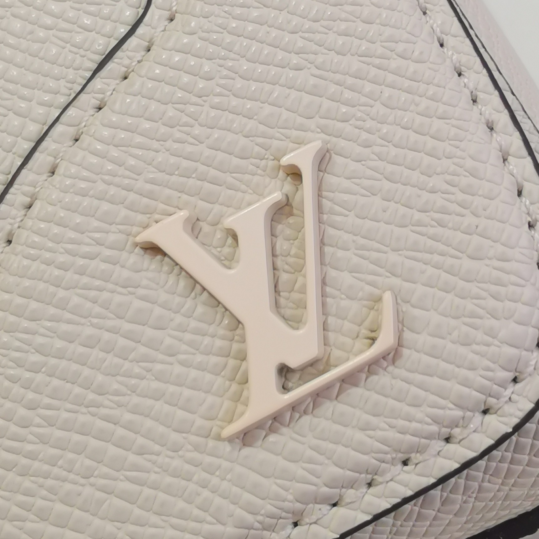 l0vis Vvtt0n new flap messenger taiga leather beige m30813 28.3 x 18.3 x 4.3 cm