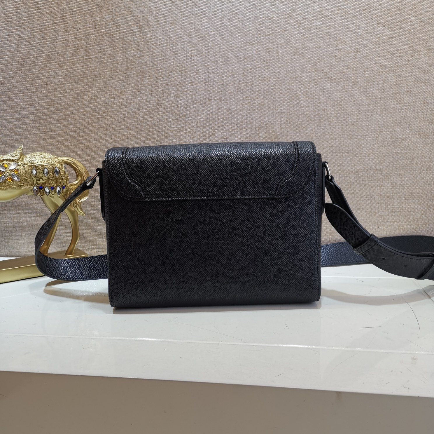 l0vis Vvtt0n new flap messenger taiga leather black m30807 28.3 x 18.3 x 4.3 cm