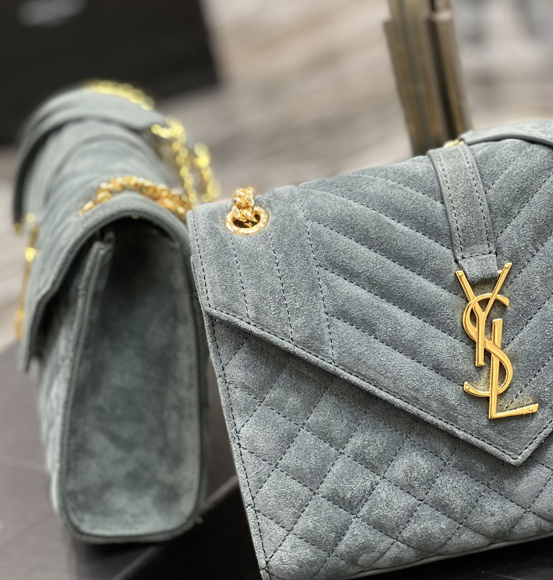 Y51 envelope medium bag in mix matelassÉ velvet blue 487206 24 × 17.5 × 6 cm