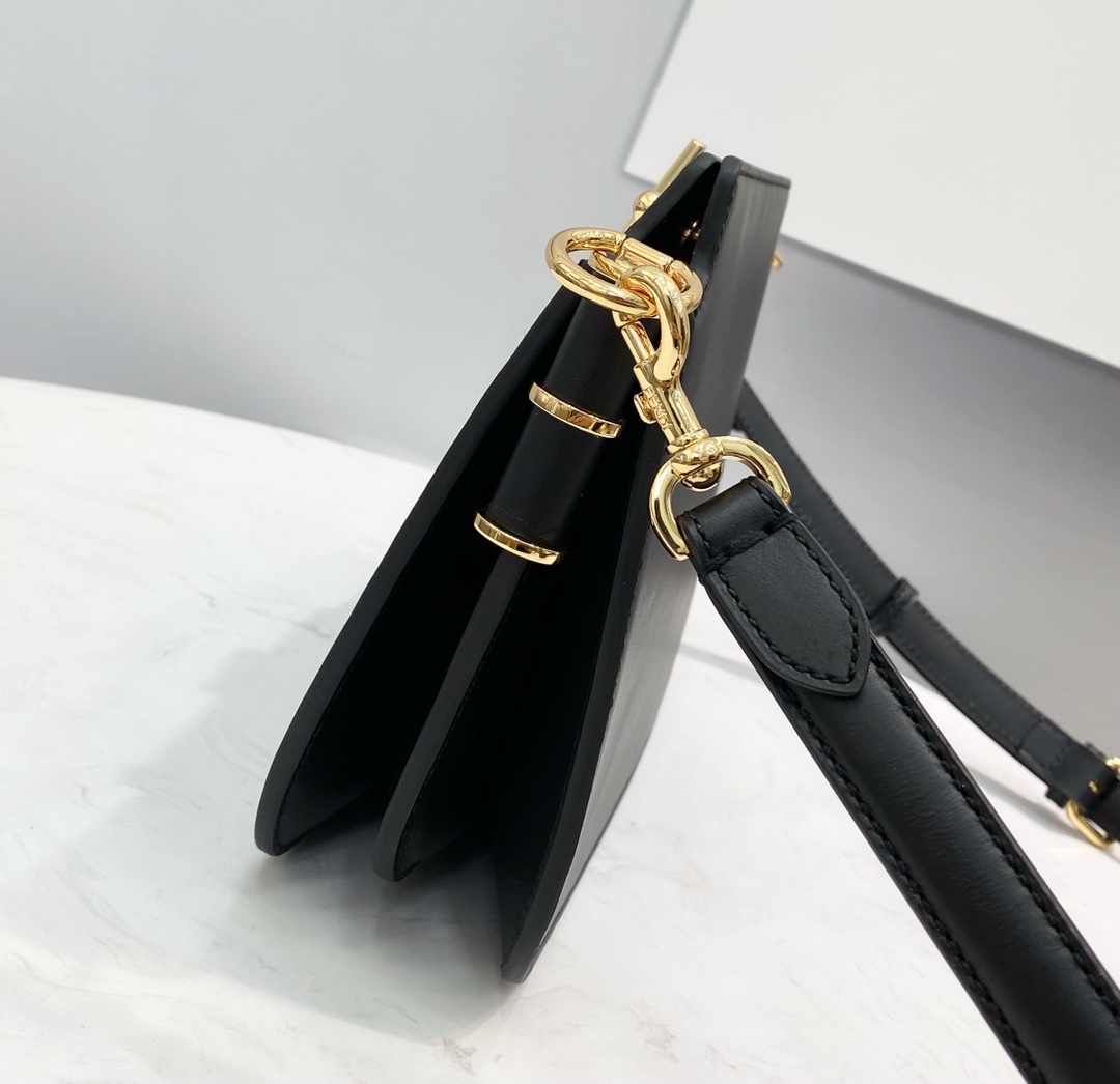F**di touch leather bag black 8bt349 26.5 x 10 x 19 cm