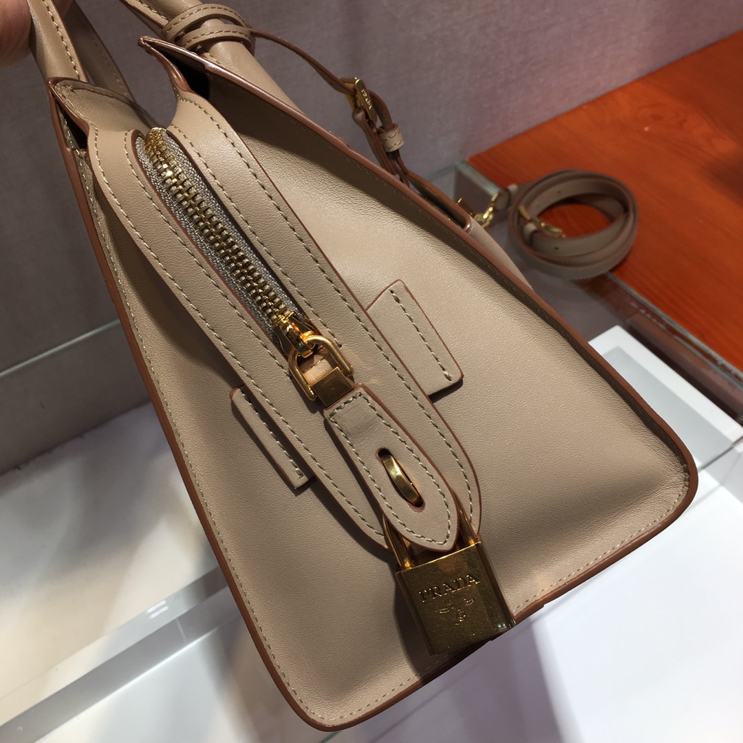 Pra*a medium esplanade bag leather beige 30 x 22 cm