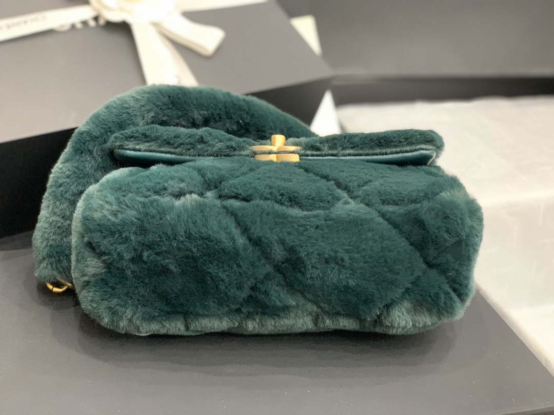 Ch**el shearling lambskin flap bag golden metal green as2240 15.5 x 21.5 x 6.5 cm