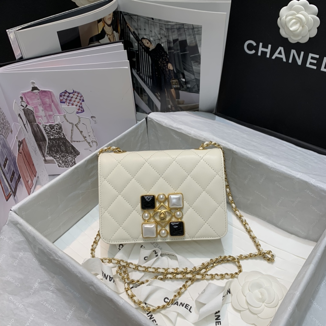Ch**el calfskin crystal pearls flap bag white as2259 18 x 12 x 7 cm
