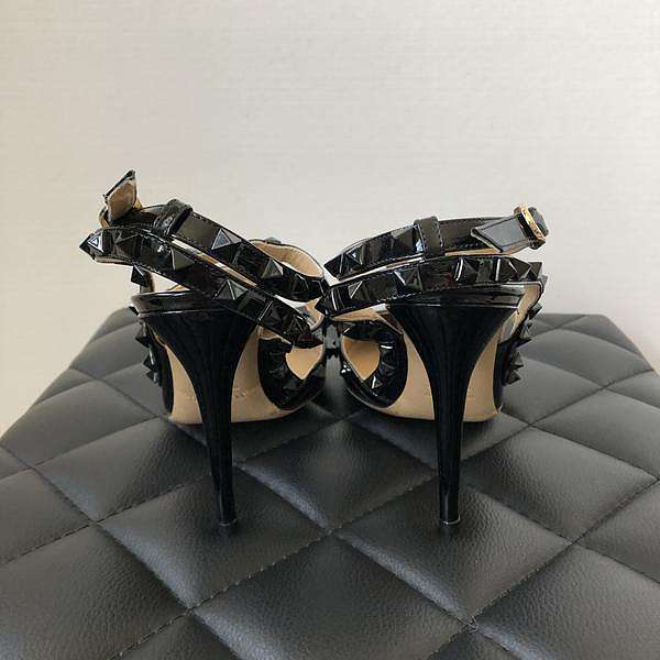 Va1e*ntin0 black patent rockstud high heels 02