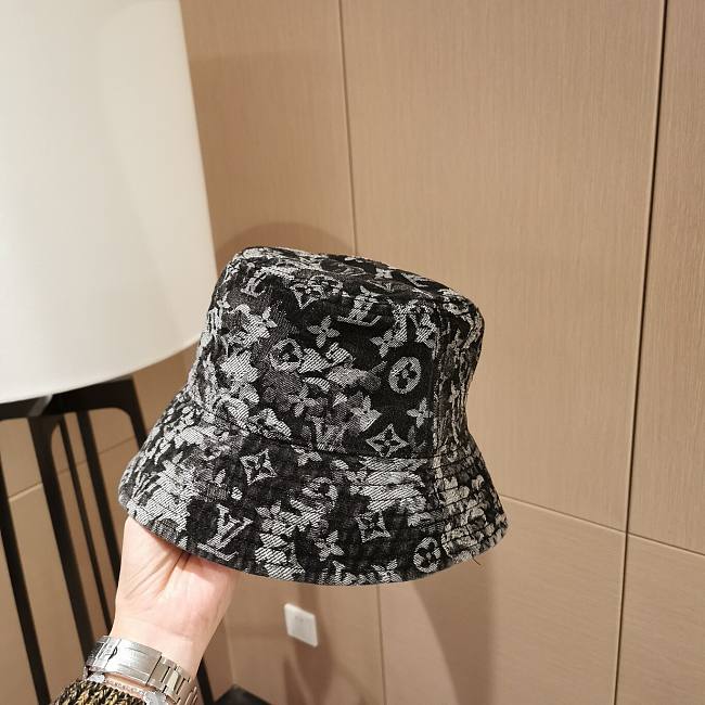 l0vis Vvtt0n round hat