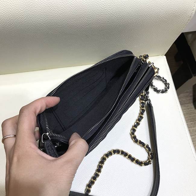 Ch**el gabrielle clutch black in grain leather a94505 18 x 6 x 11 cm