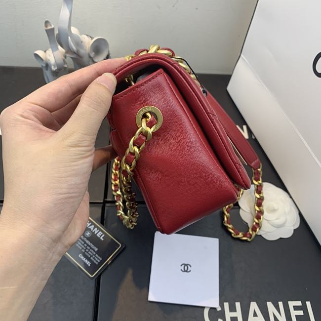 Ch**el shiny quilted lambskin flap bag red as1895 20 x 13 x 7 cm