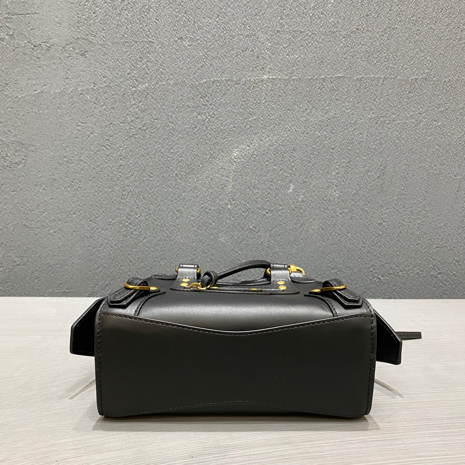 Ba1en*iaga mini neo classic top handle bag black 63852411r57 22 x 14 x 11 cm