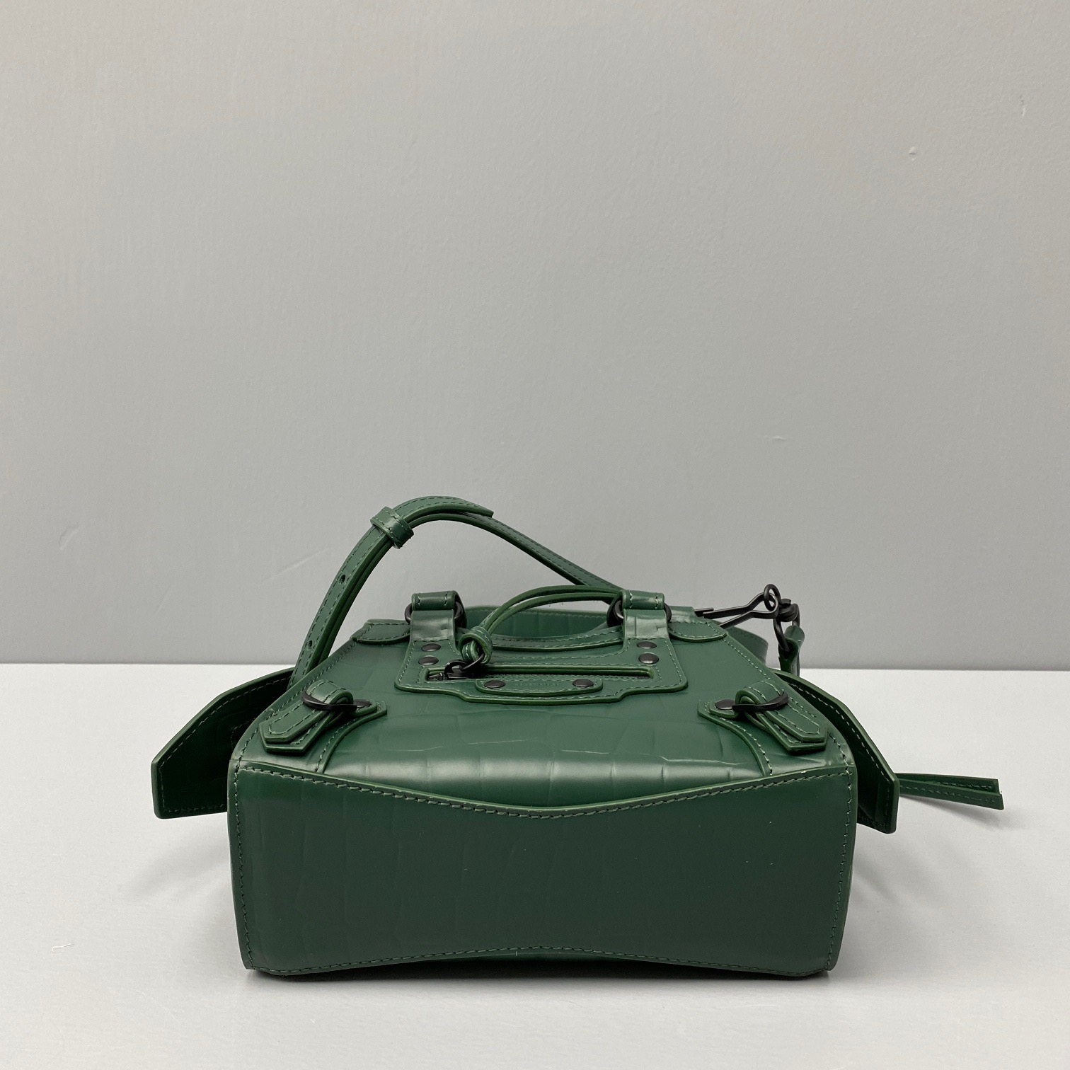 Ba1en*iaga mini neo classic top handle bag crocodile leather green 63852415v67 22 x 14 x 11 cm