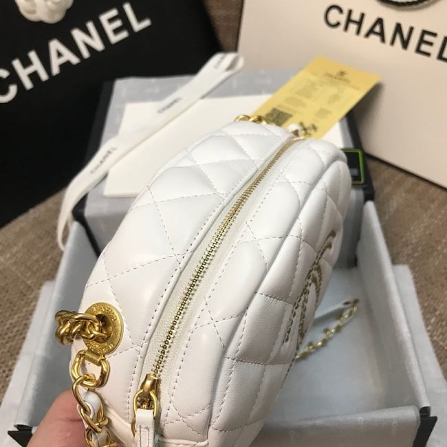 Ch**el lambskin studded logo camera case white as1511 13 x 20 x 5 cm