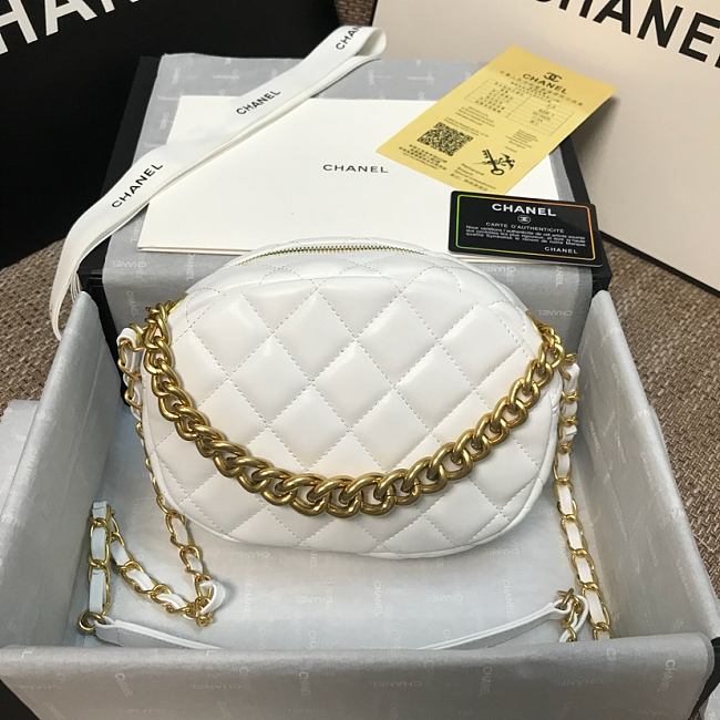 Ch**el lambskin studded logo camera case white as1511 13 x 20 x 5 cm