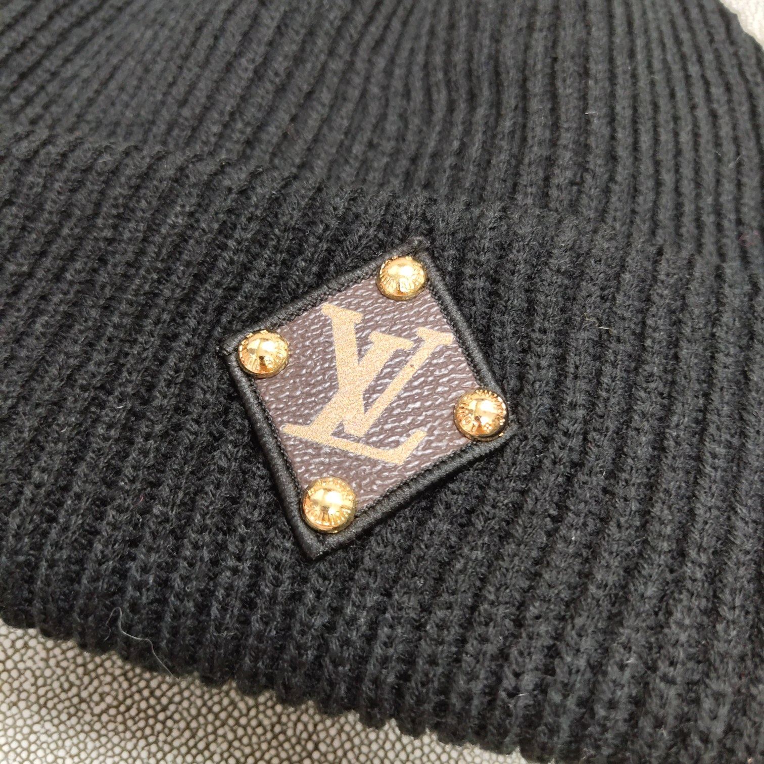l0vis Vvtt0n hat 02
