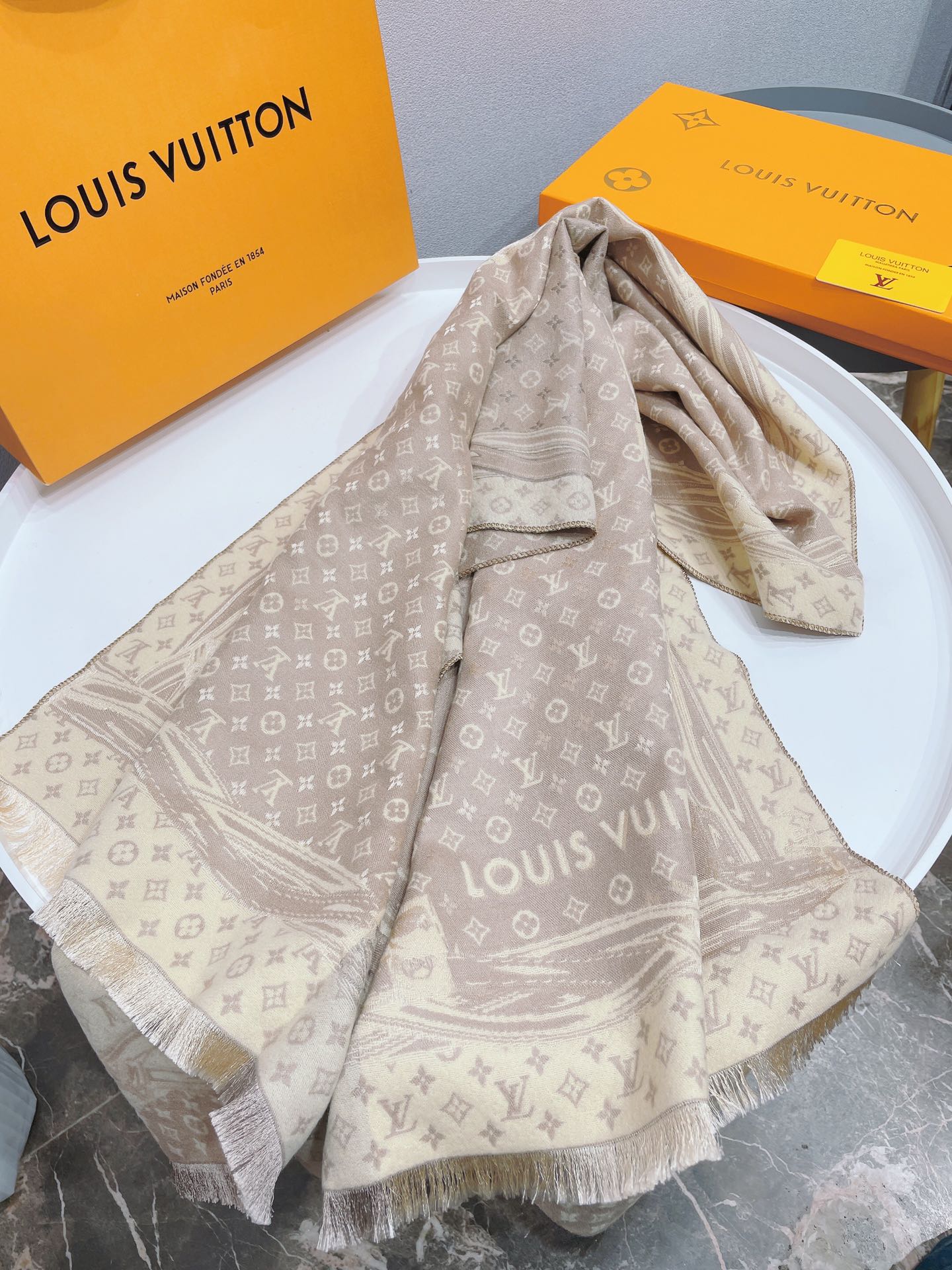 l0vis Vvtt0n scarf 06