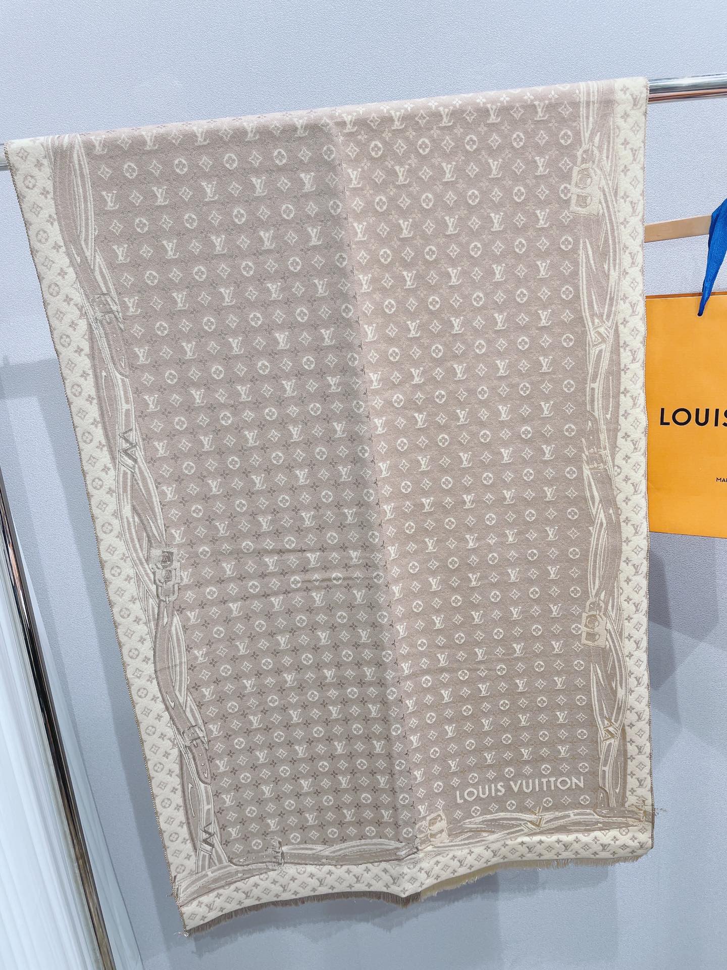 l0vis Vvtt0n scarf 06
