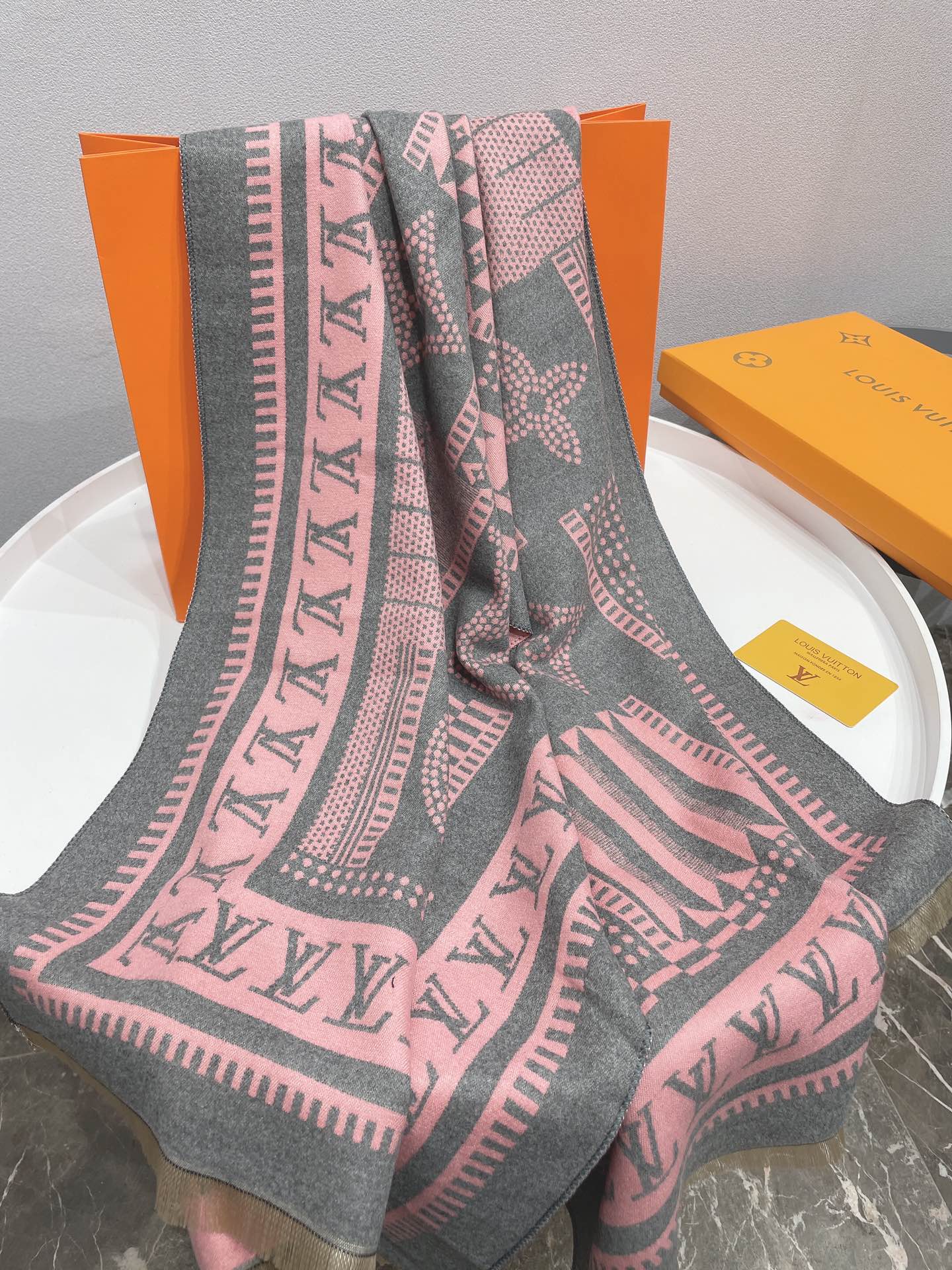 l0vis Vvtt0n scarf 08