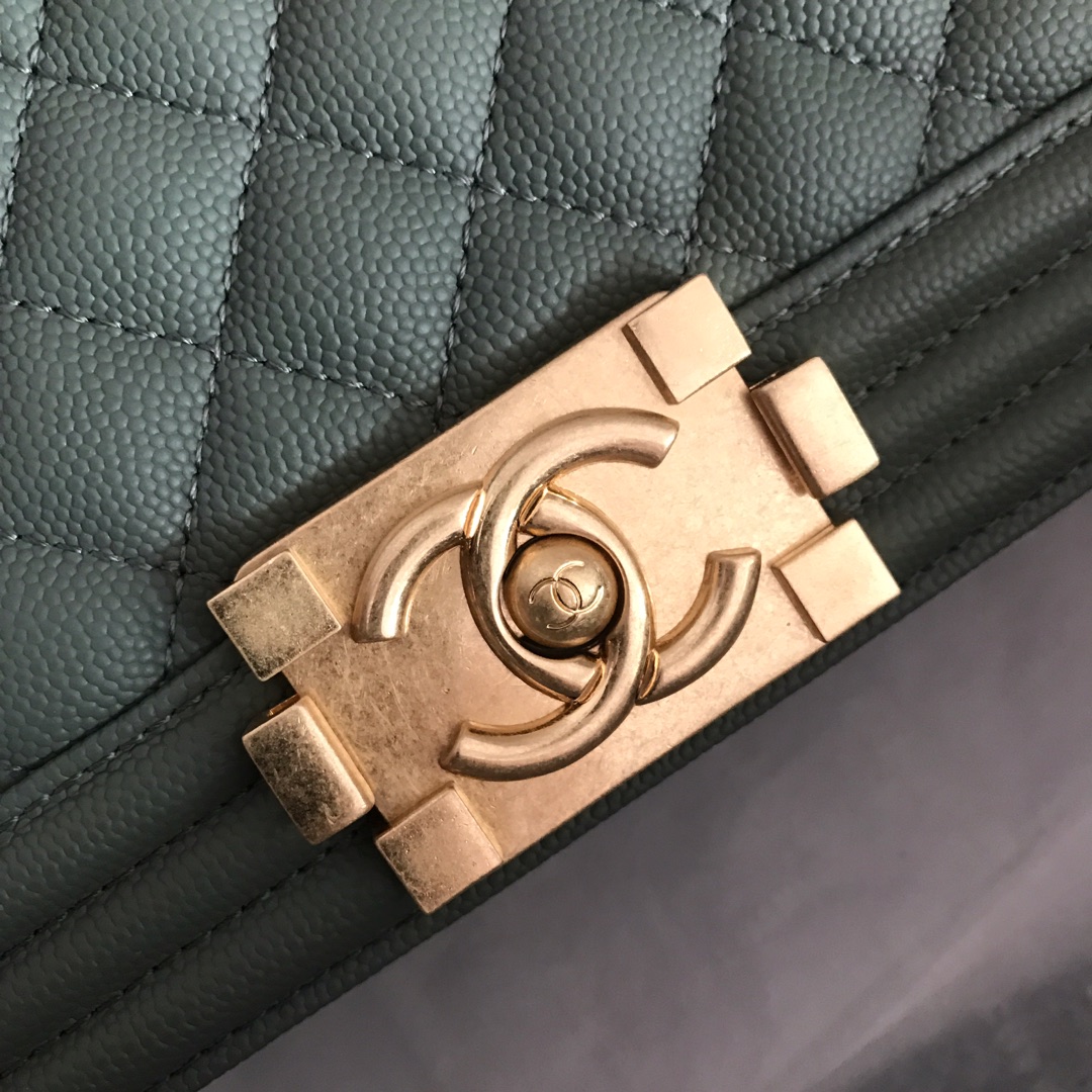 Ch**el medium boy bag classic gold-tone metal grained leather green a67086 25cm