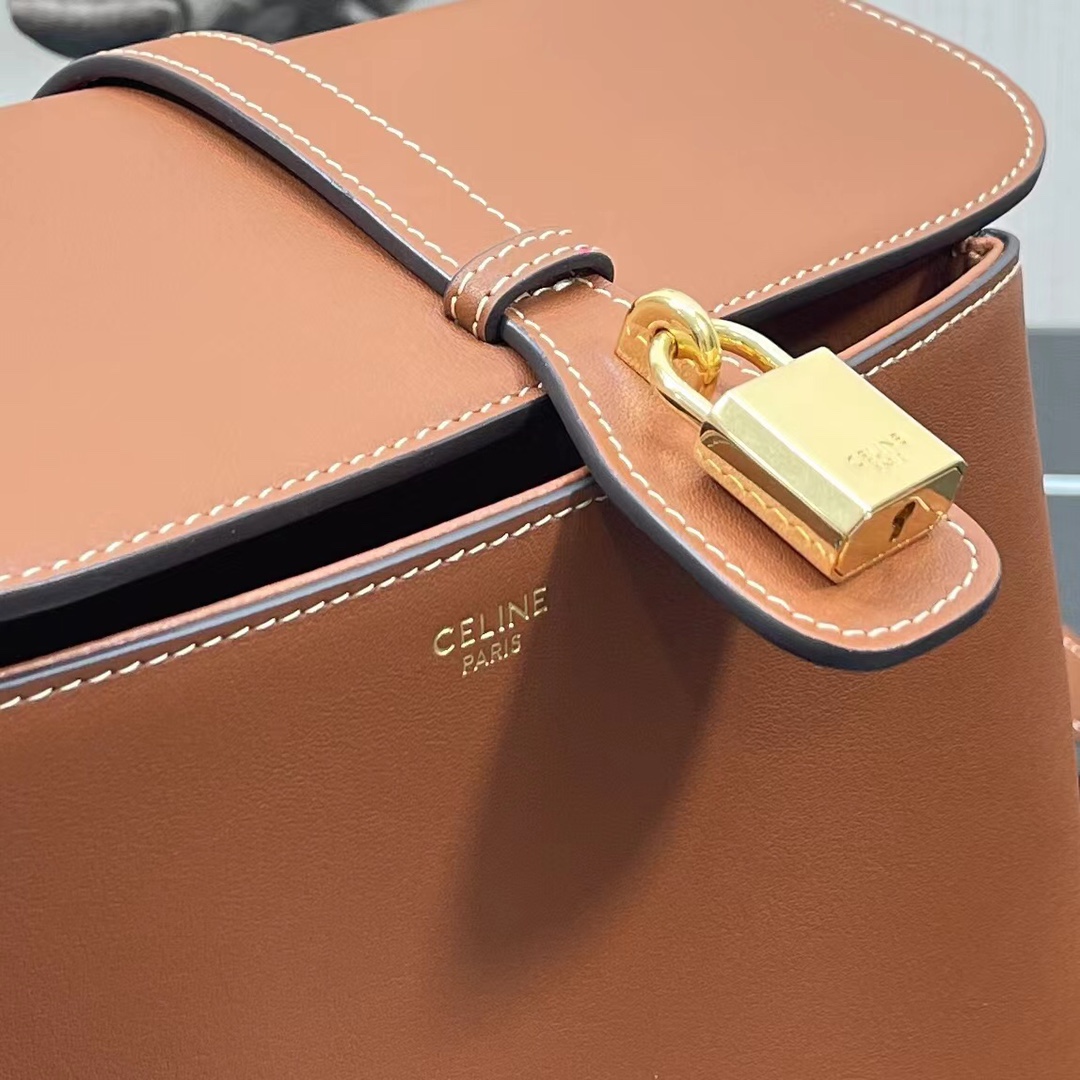 Ce1i*e medium tabou smooth leather tan 196583dk1 22 x 16 x 7 cm