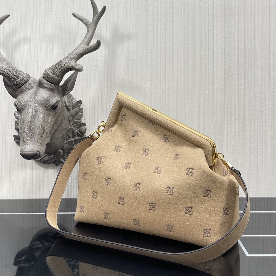 F**di medium first flannel beige 8bp127 32.5 x 15 x 23.5 cm