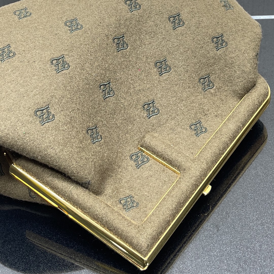 F**di medium first flannel olive green 8bp127 32.5 x 15 x 23.5 cm