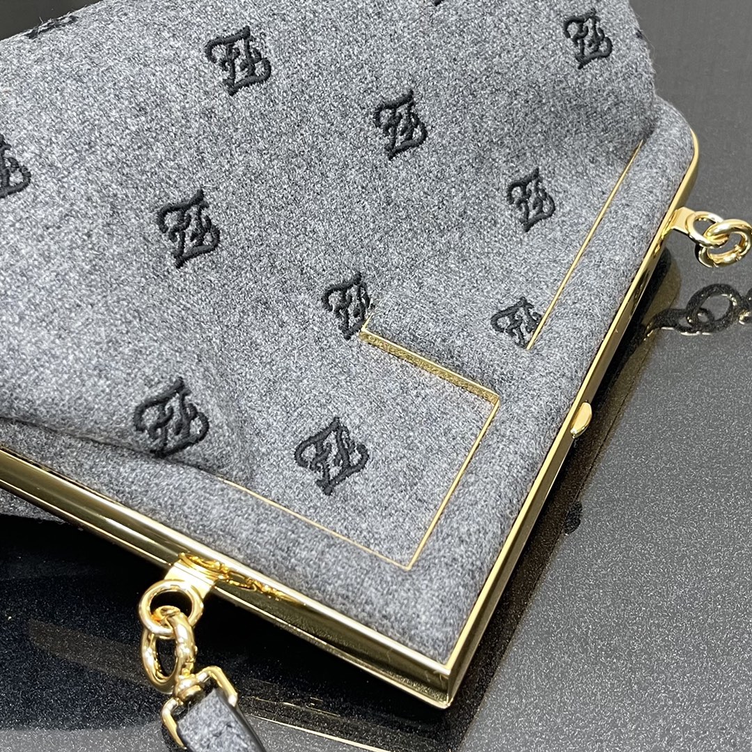 F**di small first flannel gray 8bp129abve 26 x 9.5 x 18 cm