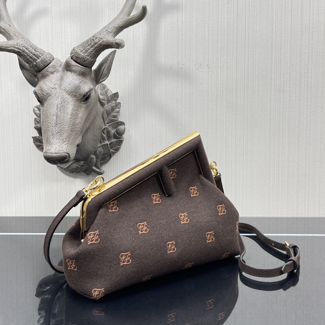 F**di small first flannel dark brown 8bp129abve 26 x 9.5 x 18 cm
