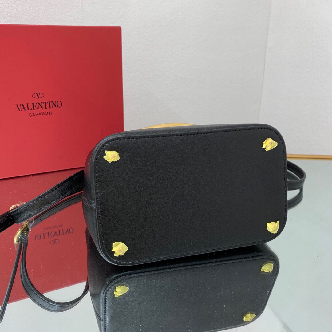 Va1e*ntin0 s*pervee leather handbag black ww2b0j74zxl 20 x 19 x 12 cm