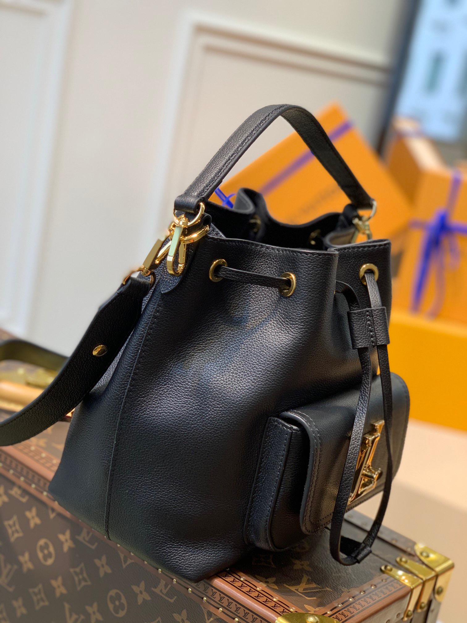 l0vis Vvtt0n lockme bucket bag black m57687 20 x 22 x 13 cm