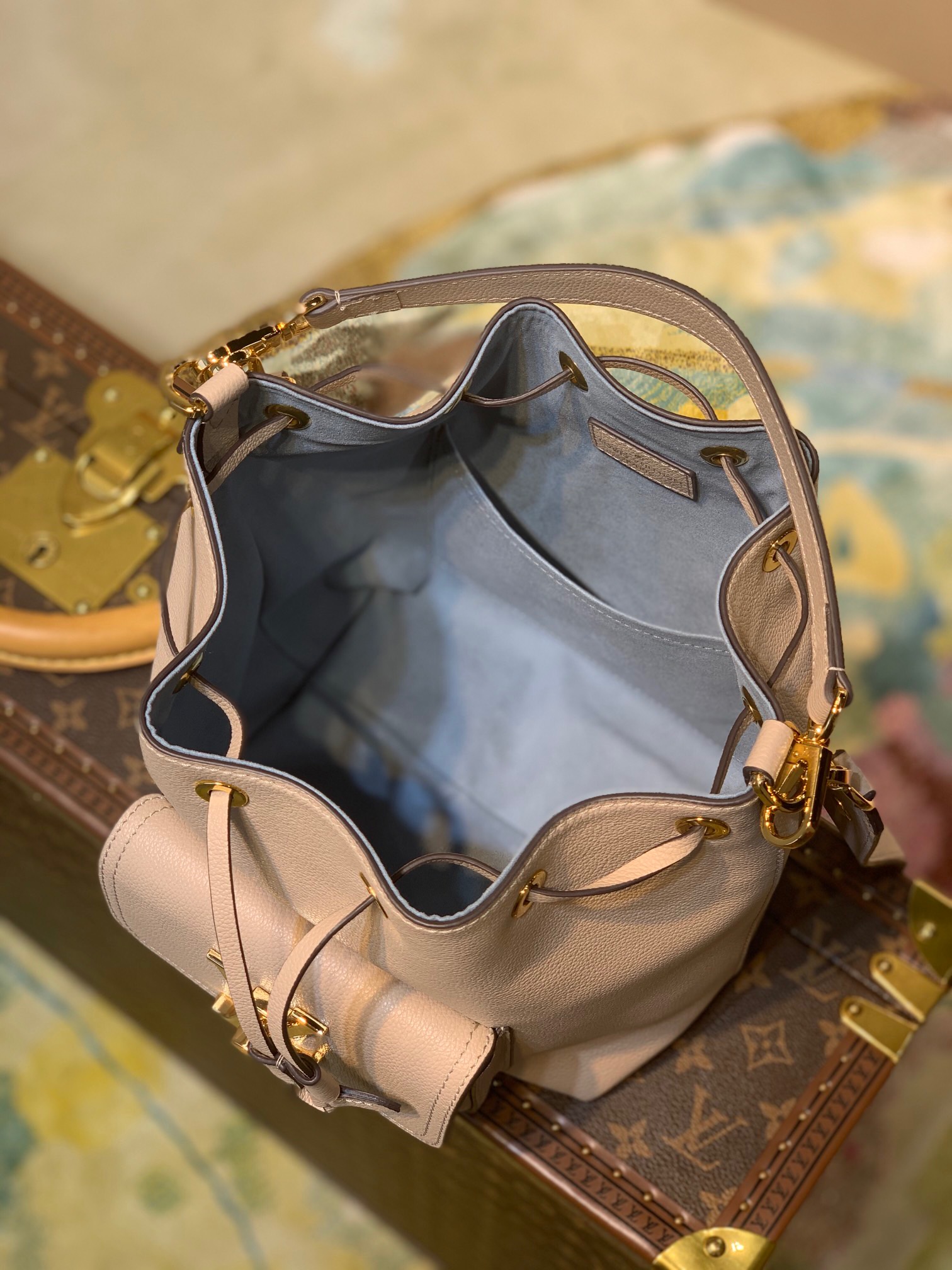 l0vis Vvtt0n lockme bucket bag greige m57688 20 x 22 x 13 cm