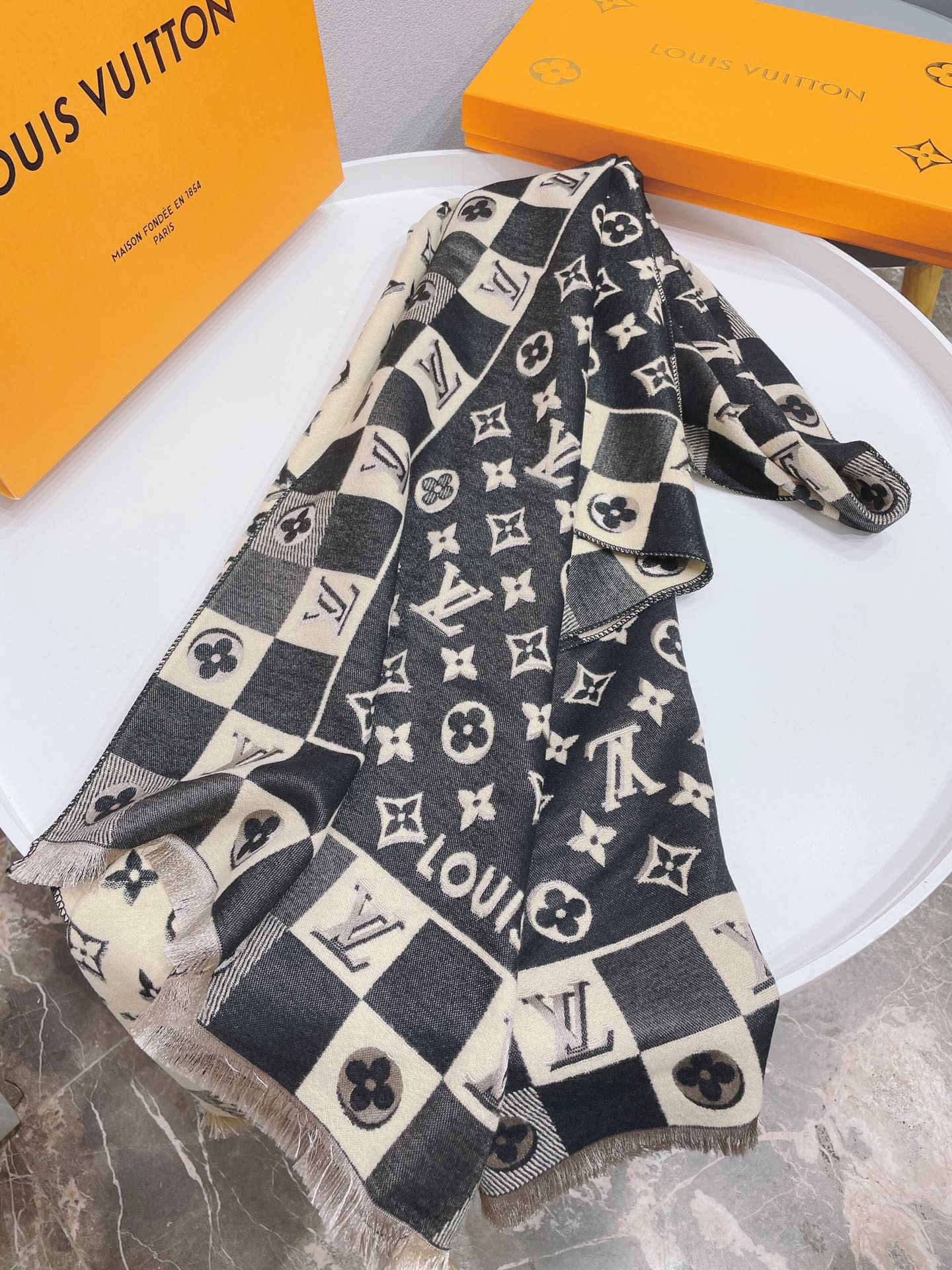 l0vis Vvtt0n scarf 12