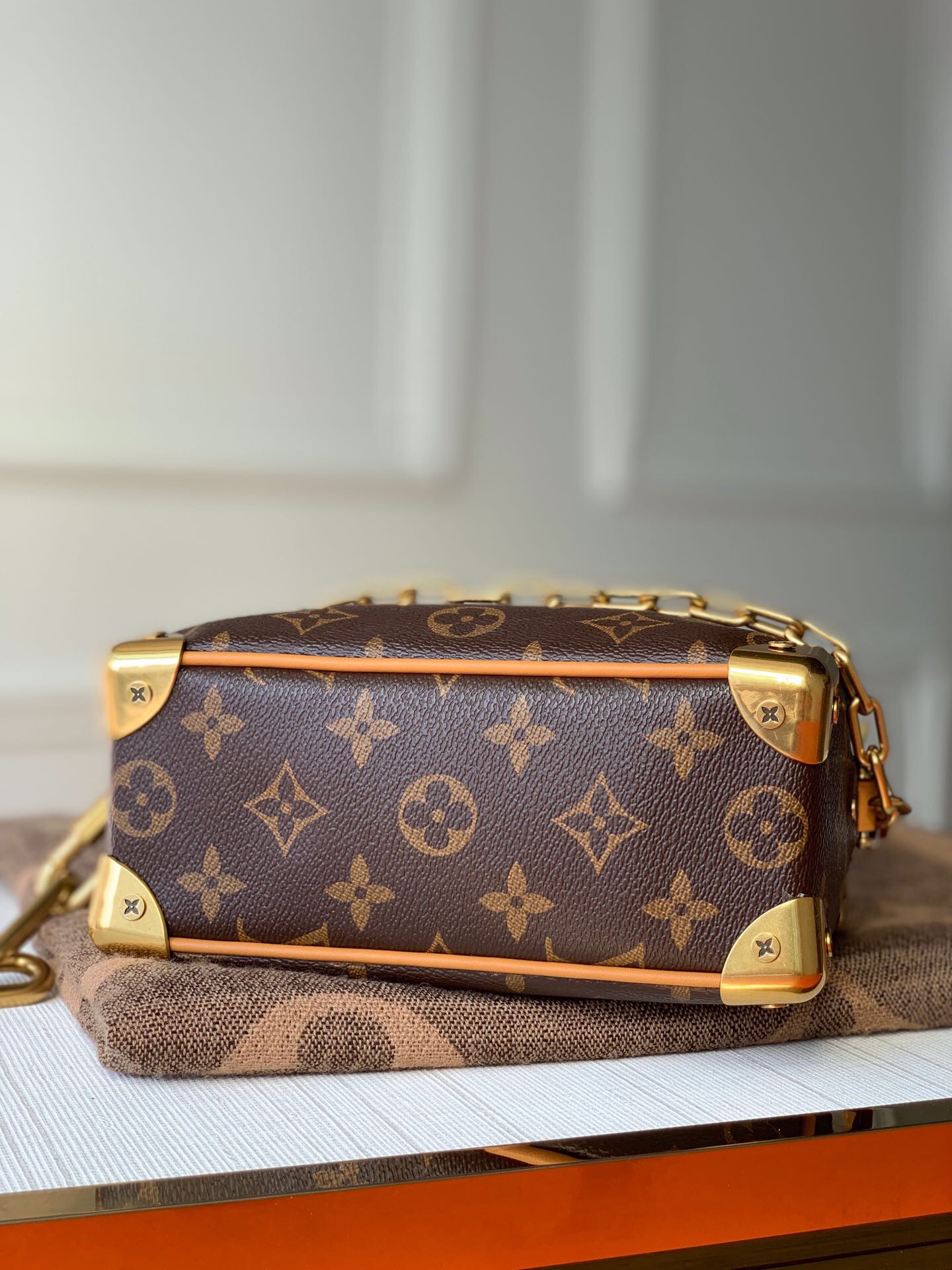 Iconic Monogram print with contrasting resin chain M68906 18.5cm