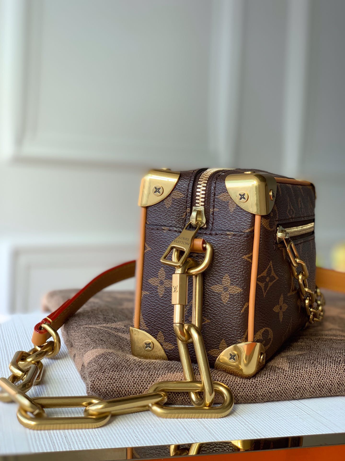 Iconic Monogram print with contrasting resin chain M68906 18.5cm