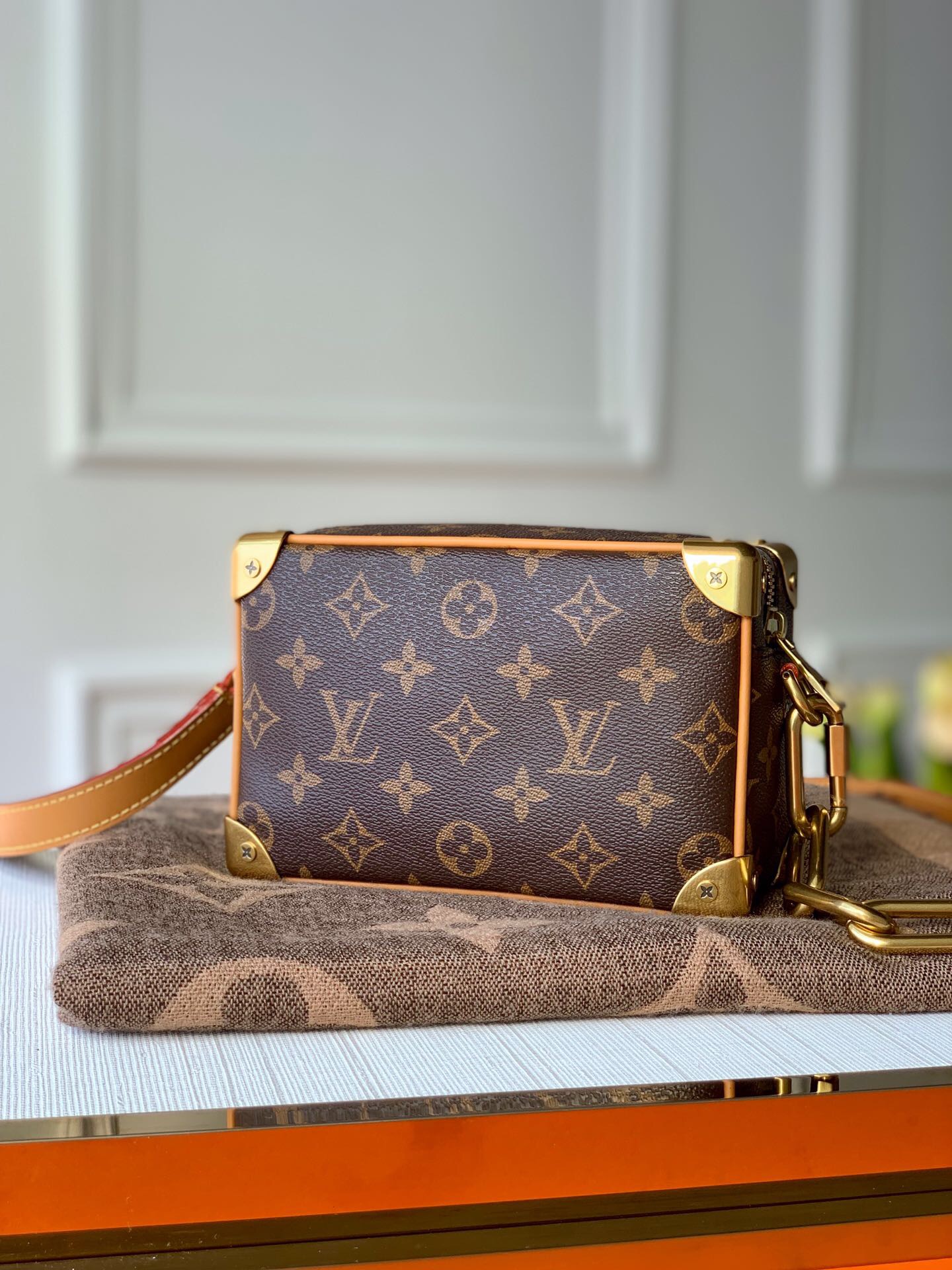 Iconic Monogram print with contrasting resin chain M68906 18.5cm